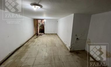 Casa venta Centro, ideal oficinas, con 3 dormitorios, 3 baños, cochera y patio