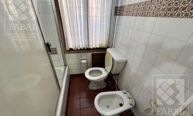 Casa venta Centro, ideal oficinas, con 3 dormitorios, 3 baños, cochera y patio