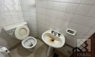 Casa venta Centro, ideal oficinas, con 3 dormitorios, 3 baños, cochera y patio