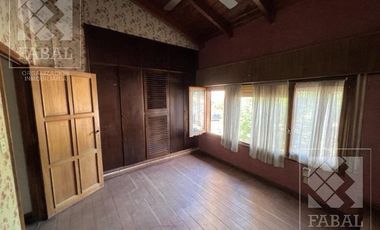 Casa venta Centro, ideal oficinas, con 3 dormitorios, 3 baños, cochera y patio