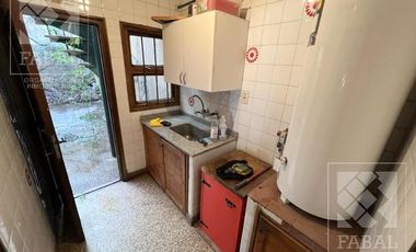 Casa venta Centro, ideal oficinas, con 3 dormitorios, 3 baños, cochera y patio