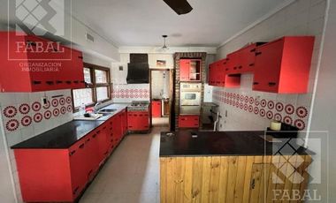 Casa venta Centro, ideal oficinas, con 3 dormitorios, 3 baños, cochera y patio