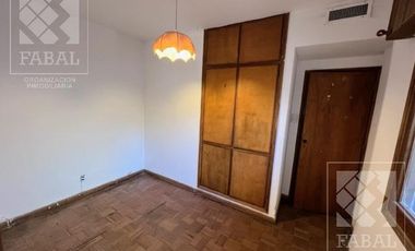 Casa venta Centro, ideal oficinas, con 3 dormitorios, 3 baños, cochera y patio