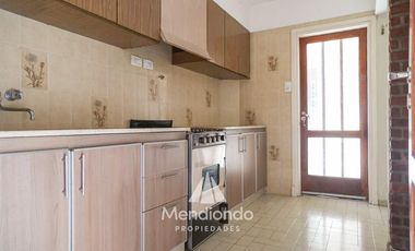 Casa 5 amb con cochera y patio. 200m2 cubiertos - Zona Centro en Balcarce