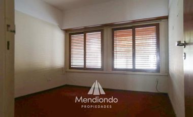 Casa 5 amb con cochera y patio. 200m2 cubiertos - Zona Centro en Balcarce