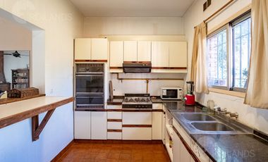 Venta Casa Quinta, 4 amb con importante lote y pileta en Malvinas Argentinas