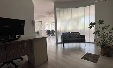 AMPLIA OFICINA, CON ESPACIOS LUMINOSOS, METRO L1