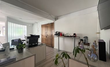 AMPLIA OFICINA, CON ESPACIOS LUMINOSOS, METRO L1