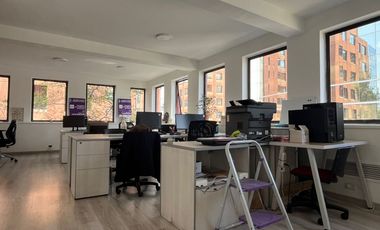 AMPLIA OFICINA, CON ESPACIOS LUMINOSOS, METRO L1
