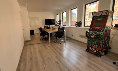 AMPLIA OFICINA, CON ESPACIOS LUMINOSOS, METRO L1