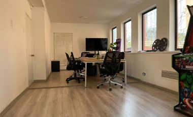 AMPLIA OFICINA, CON ESPACIOS LUMINOSOS, METRO L1