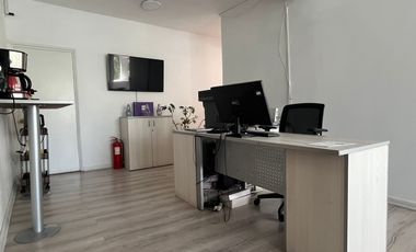 AMPLIA OFICINA, CON ESPACIOS LUMINOSOS, METRO L1