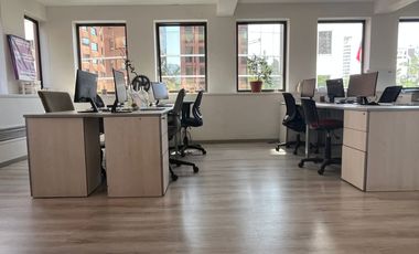 AMPLIA OFICINA, CON ESPACIOS LUMINOSOS, METRO L1
