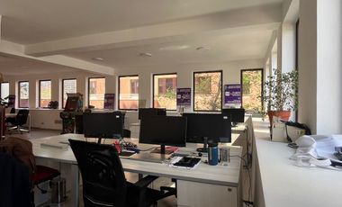 AMPLIA OFICINA, CON ESPACIOS LUMINOSOS, METRO L1