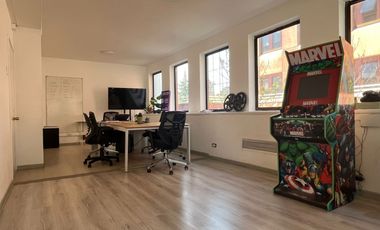 AMPLIA OFICINA, CON ESPACIOS LUMINOSOS, METRO L1