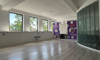 AMPLIA OFICINA, CON ESPACIOS LUMINOSOS, METRO L1