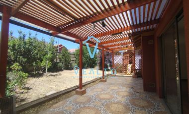 ARRIENDO CASA  ESQUINA DE 2 PISOS  EN CIUDAD DE LOS VALLES