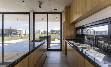 Casa en venta barrio Lares de Canning