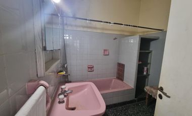 Casa 3 ambientes con cochera.- venta