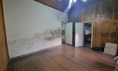 Casa 3 ambientes con cochera.- venta