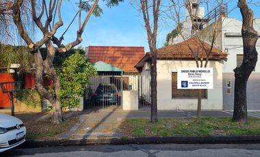 Casa 3 ambientes con cochera.- venta