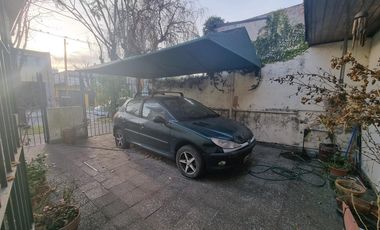Casa 3 ambientes con cochera.- venta