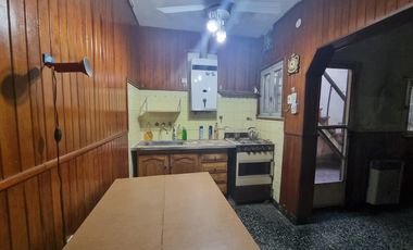 Casa 3 ambientes con cochera.- venta