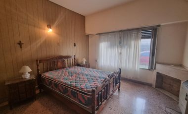 Casa 3 ambientes con cochera.- venta