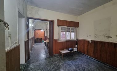 Casa 3 ambientes con cochera.- venta