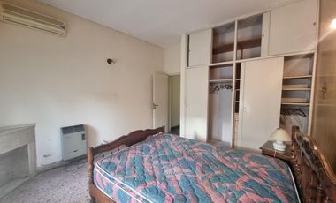 Casa 3 ambientes con cochera.- venta