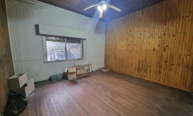 Casa 3 ambientes con cochera.- venta