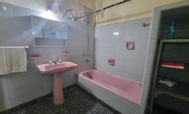 Casa 3 ambientes con cochera.- venta