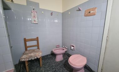 Casa 3 ambientes con cochera.- venta