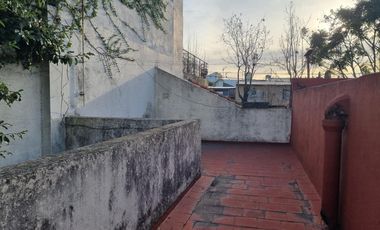 Casa 3 ambientes con cochera.- venta