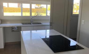 Casa en Barrio Náutico Albanueva con 2 Cocheras Cubiertas