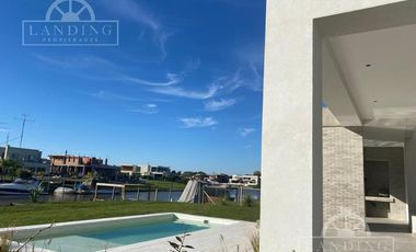 Casa en Barrio Náutico Albanueva con 2 Cocheras Cubiertas