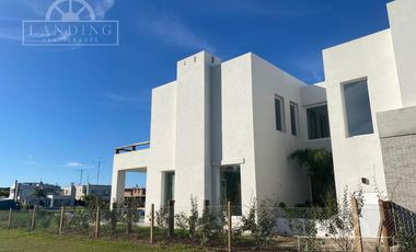 Casa en Barrio Náutico Albanueva con 2 Cocheras Cubiertas