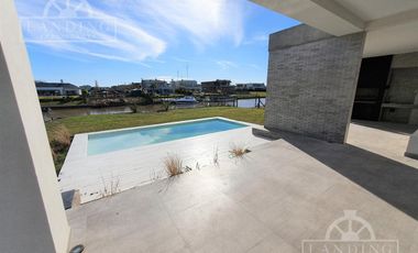 Casa en Barrio Náutico Albanueva con 2 Cocheras Cubiertas