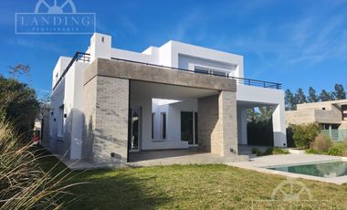 Casa en Barrio Náutico Albanueva con 2 Cocheras Cubiertas