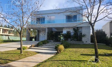 Casa en Barrio Náutico Albanueva con 2 Cocheras Cubiertas