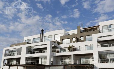 Depto PB con jardin al rio, 3 dormitorios y dependencia - Dos cocheras- con renta h/ 04/26