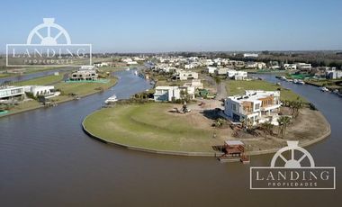 Depto PB con jardin al rio, 3 dormitorios y dependencia - Dos cocheras- con renta h/ 04/26