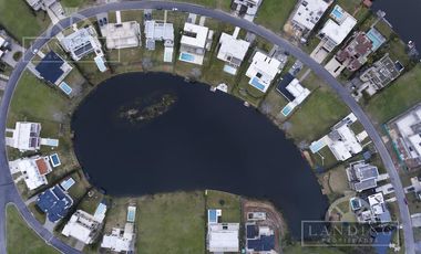 Depto PB con jardin al rio, 3 dormitorios y dependencia - Dos cocheras- con renta h/ 04/26