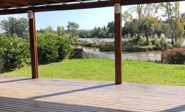 Depto PB con jardin al rio, 3 dormitorios y dependencia - Dos cocheras- con renta h/ 04/26