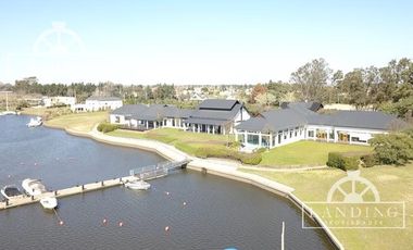 Depto PB con jardin al rio, 3 dormitorios y dependencia - Dos cocheras- con renta h/ 04/26