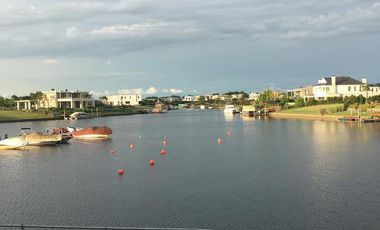 Depto PB con jardin al rio, 3 dormitorios y dependencia - Dos cocheras- con renta h/ 04/26