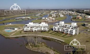 Depto PB con jardin al rio, 3 dormitorios y dependencia - Dos cocheras- con renta h/ 04/26