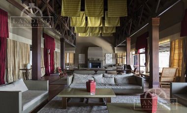 Depto PB con jardin al rio, 3 dormitorios y dependencia - Dos cocheras- con renta h/ 04/26