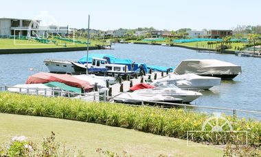 Depto PB con jardin al rio, 3 dormitorios y dependencia - Dos cocheras- con renta h/ 04/26