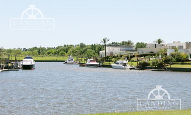 Depto PB con jardin al rio, 3 dormitorios y dependencia - Dos cocheras- con renta h/ 04/26